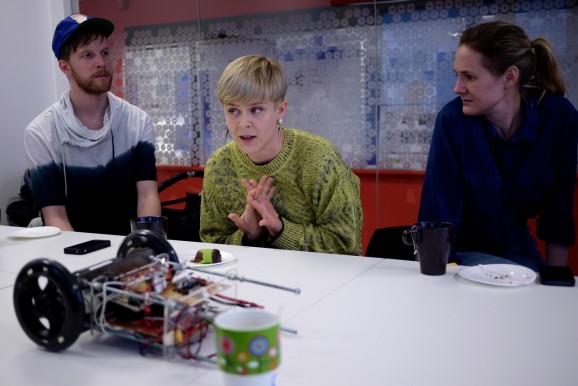 Jonas Erdenberg, Robyn och Lina Thomsgård besökte KTH för att prata robot.